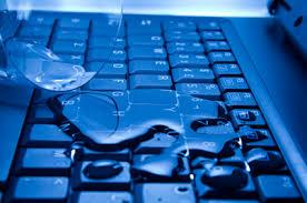 Ini yang Harus Anda Lakukan Jika Laptop Tersiram Air